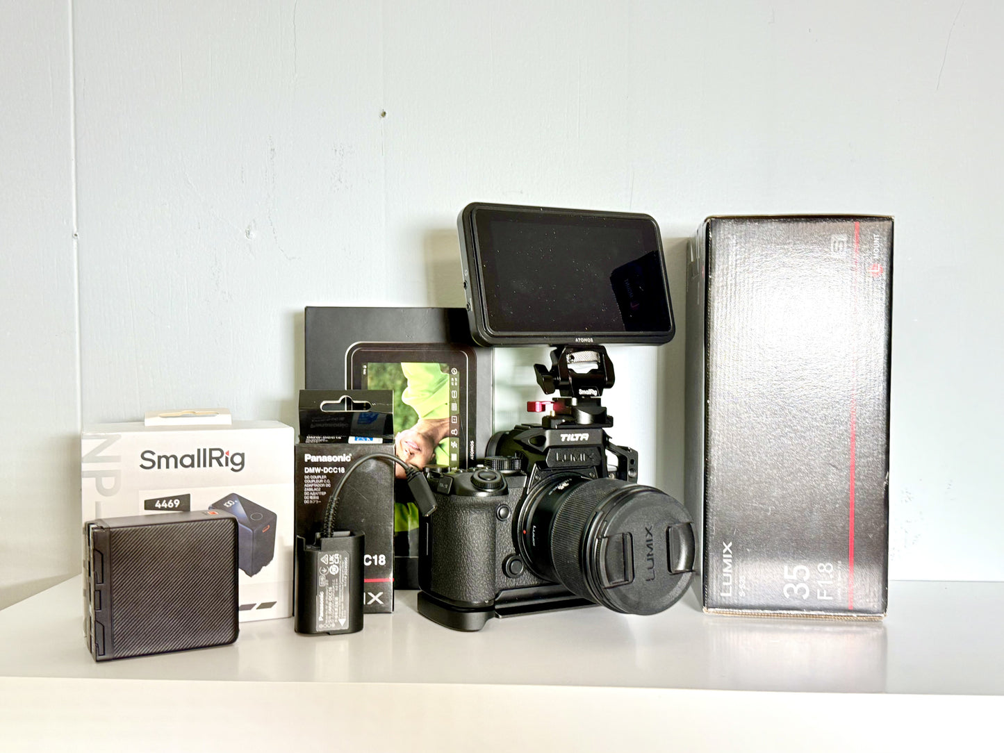 Panasonic Lumix S5iiX + Lumix 35mm F/1.8 L-Mount + Atomos Shinobi ii + NPF Usb-C