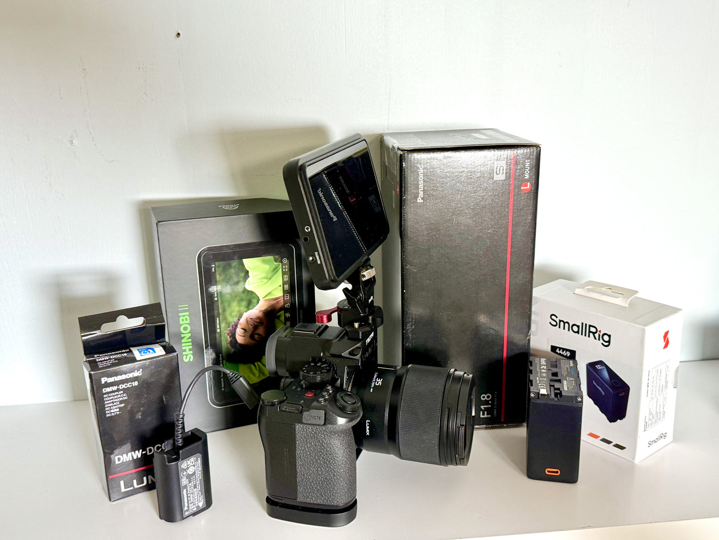 Panasonic Lumix S5iiX + Lumix 35mm F/1.8 L-Mount + Atomos Shinobi ii + NPF Usb-C