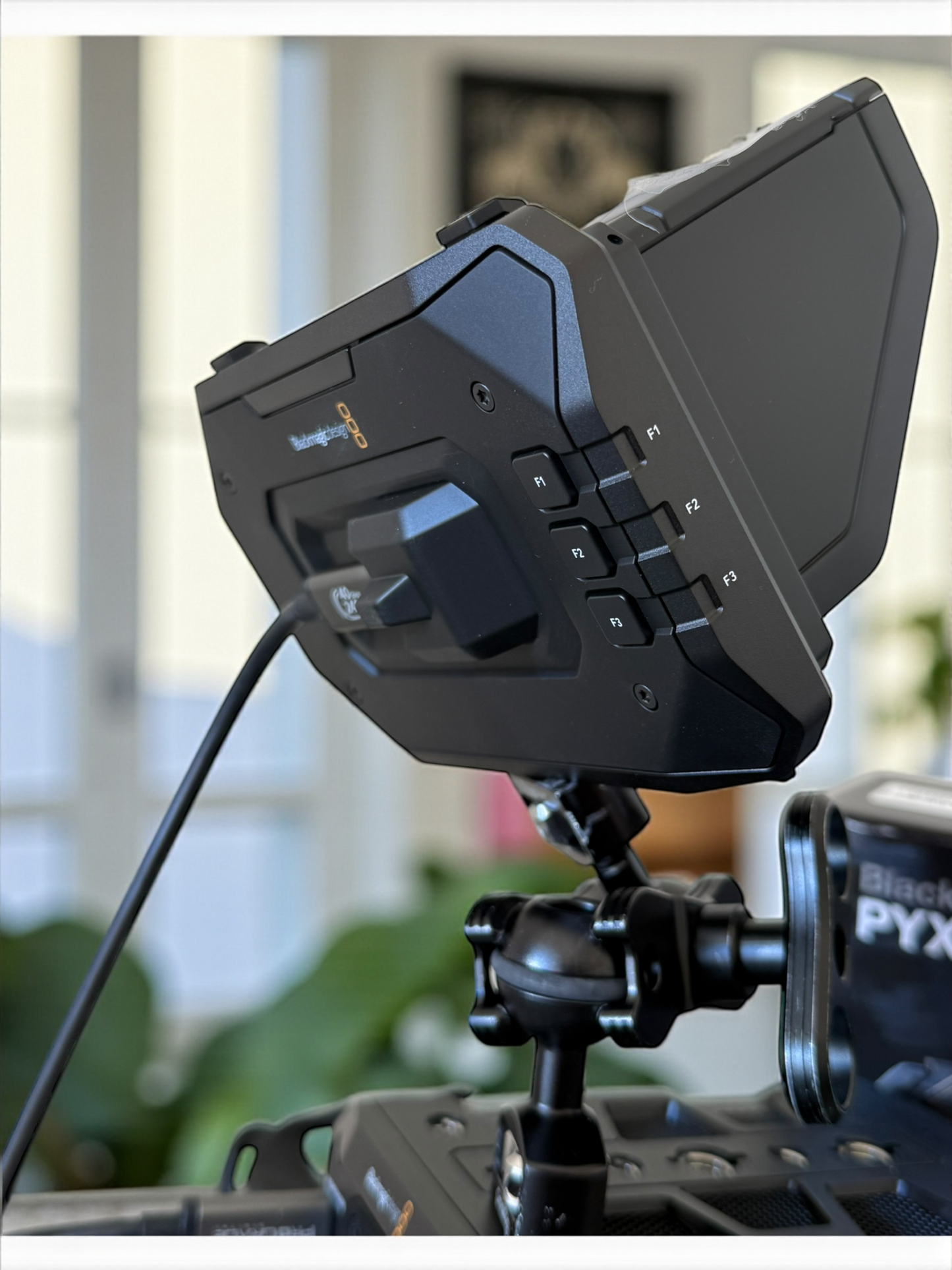 Blackmagic Pyxis 6K L-Mount STARTER KIT + Monitor